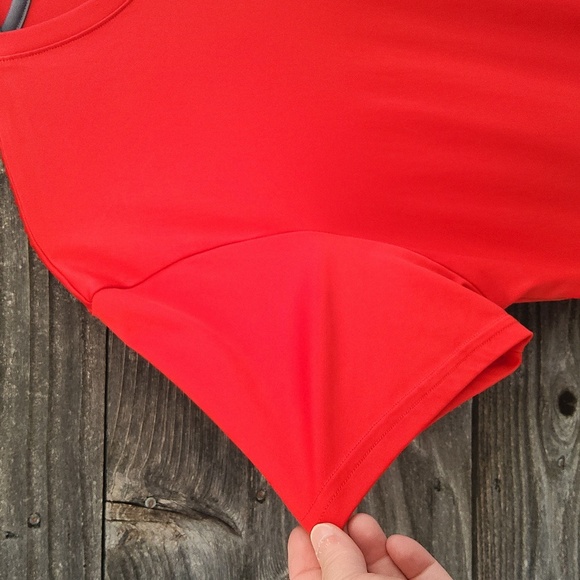 Under Armour Men's Red T-Shirt Size XL - Picture 5 of 6